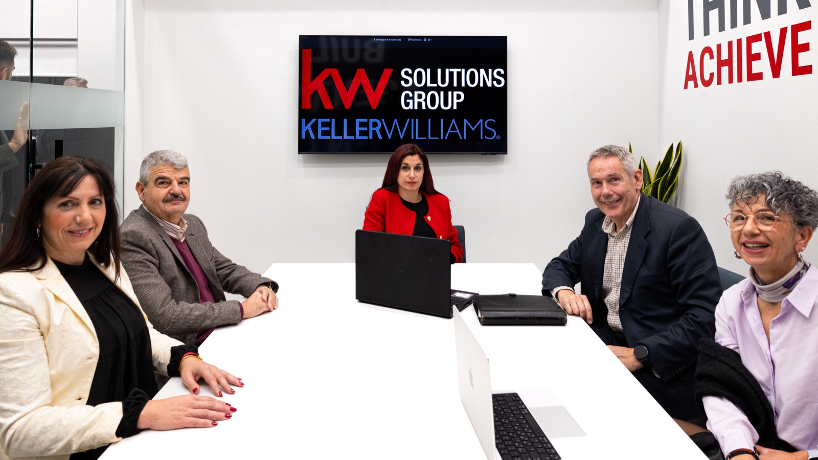 Η Ειρήνη Σαλικοπούλου με την ομάδα της Keller Williams Solutions Group σε συνάντηση στο γραφείο